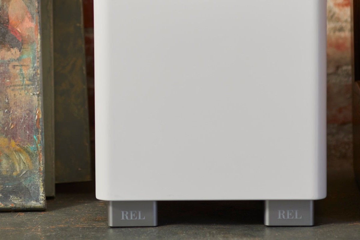 Bas du caisson blanc et pieds en aluminium gravés au nom de la marque