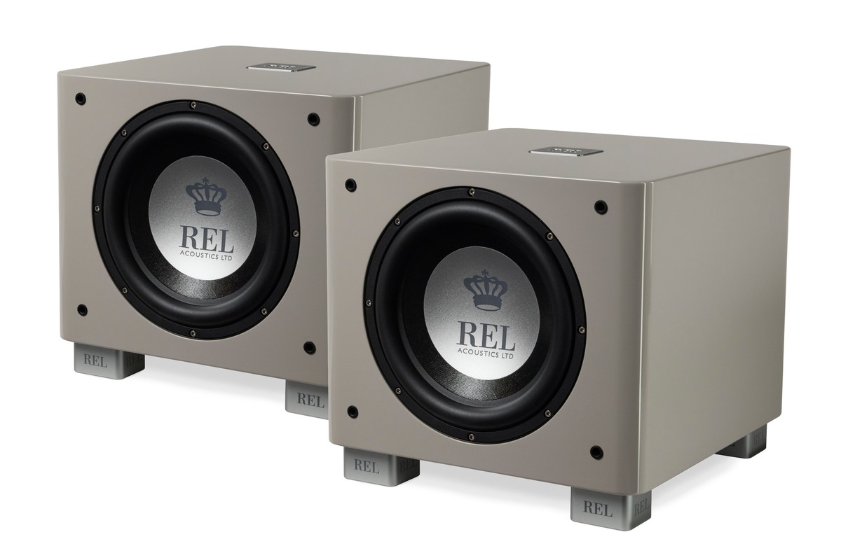 Zwei graue Subwoofer nebeneinander als Stereo-Aufstellung