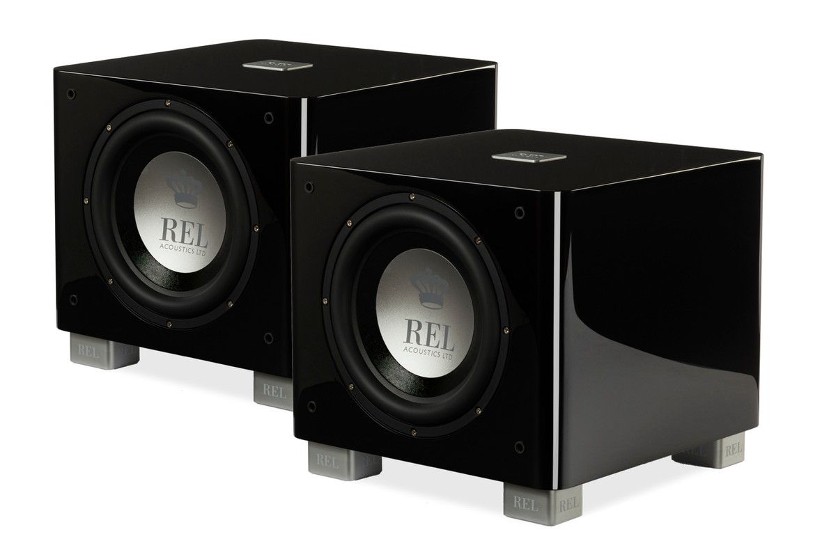 Zwei schwarz glänzende Subwoofer nebeneinander schräg von vorne