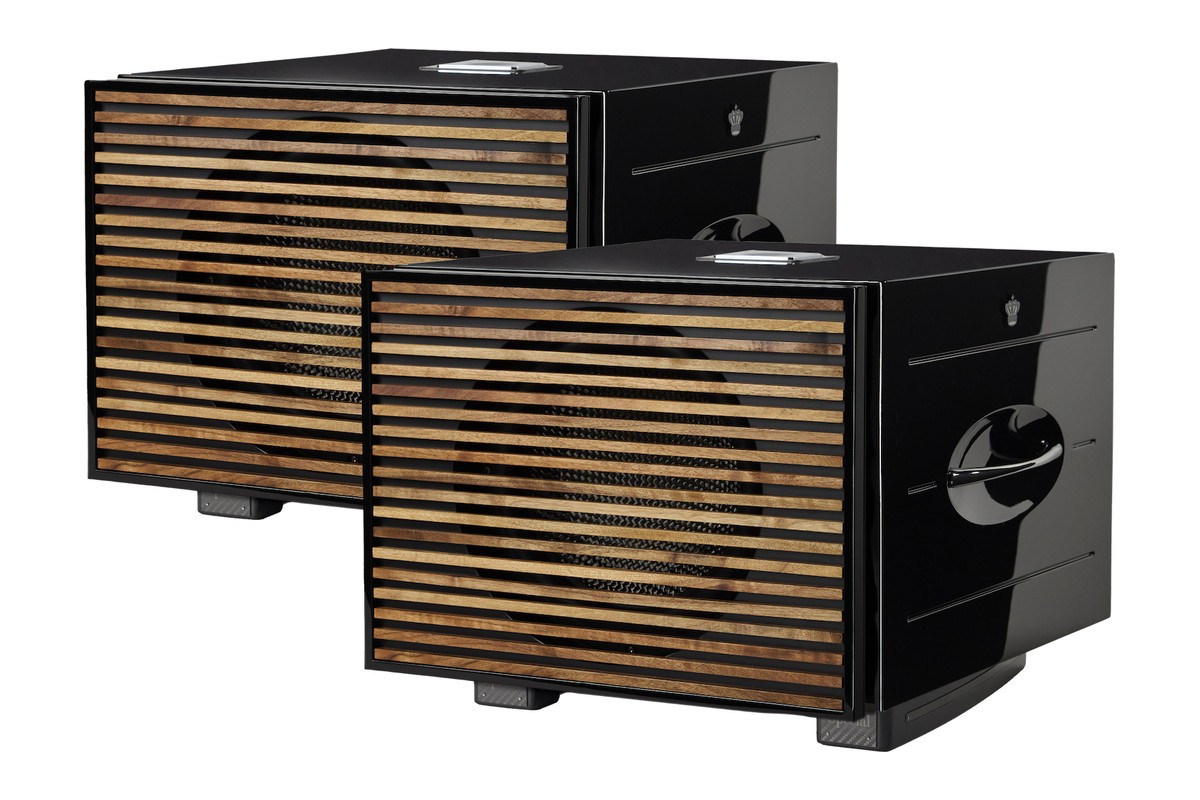 Deux caissons noirs avec grilles à lattes de bois, vus de trois quarts