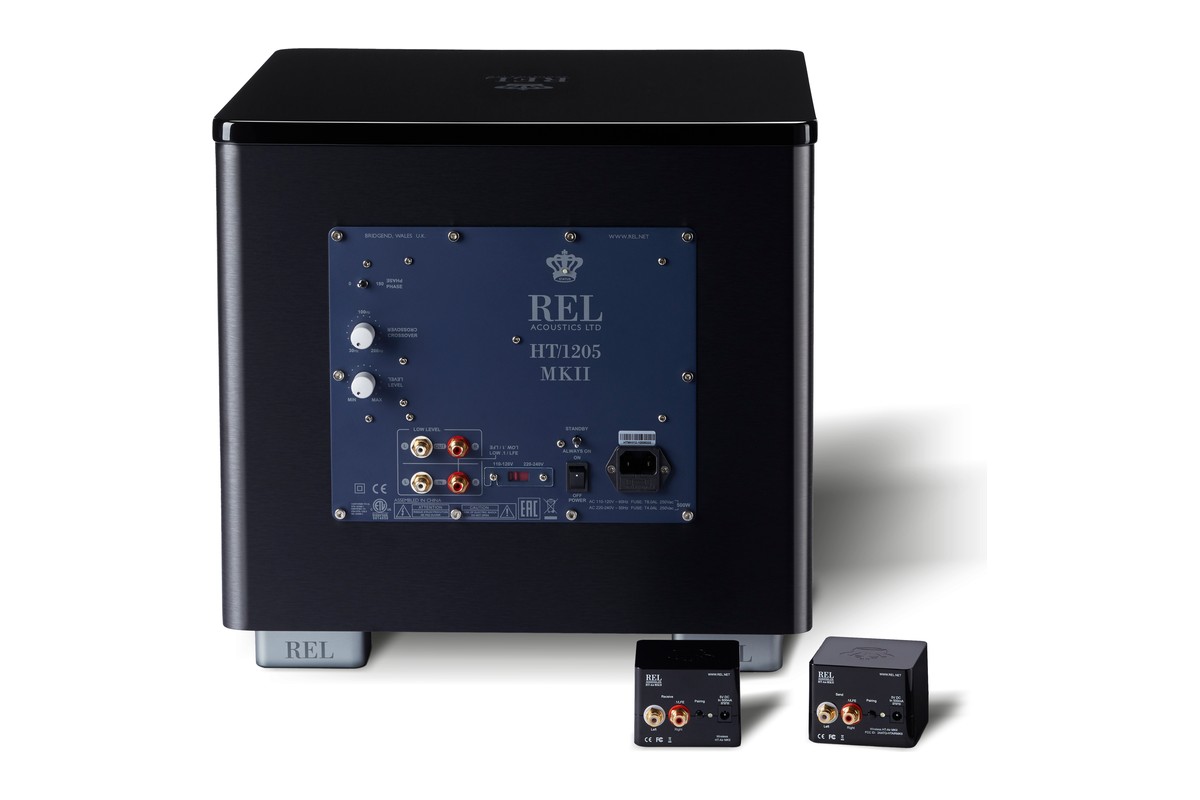 Subwoofer REL nero visto da dietro con trasmettitore e ricevitore davanti