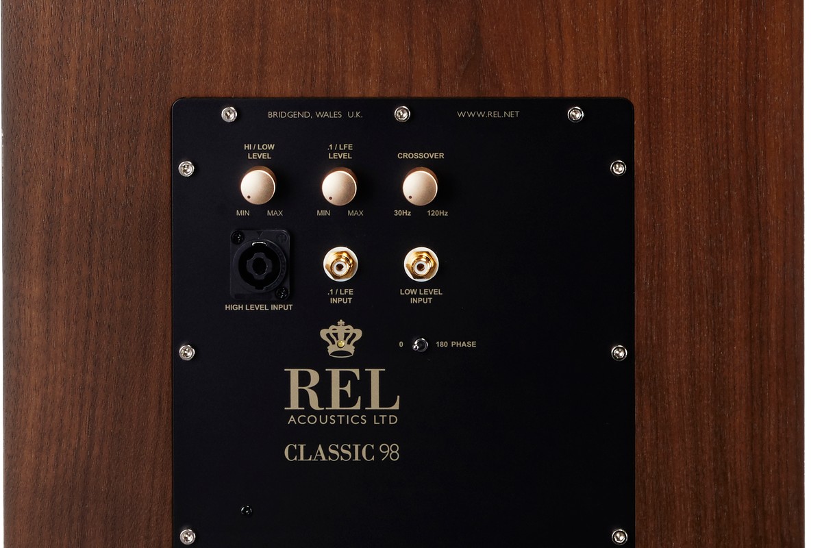 Black rear panel with three control knobs, a Speakon socket and two RCA inputs