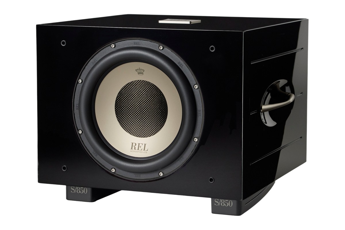 Subwoofer nero laccato visto di tre quarti, driver con centro in fibra di carbonio
