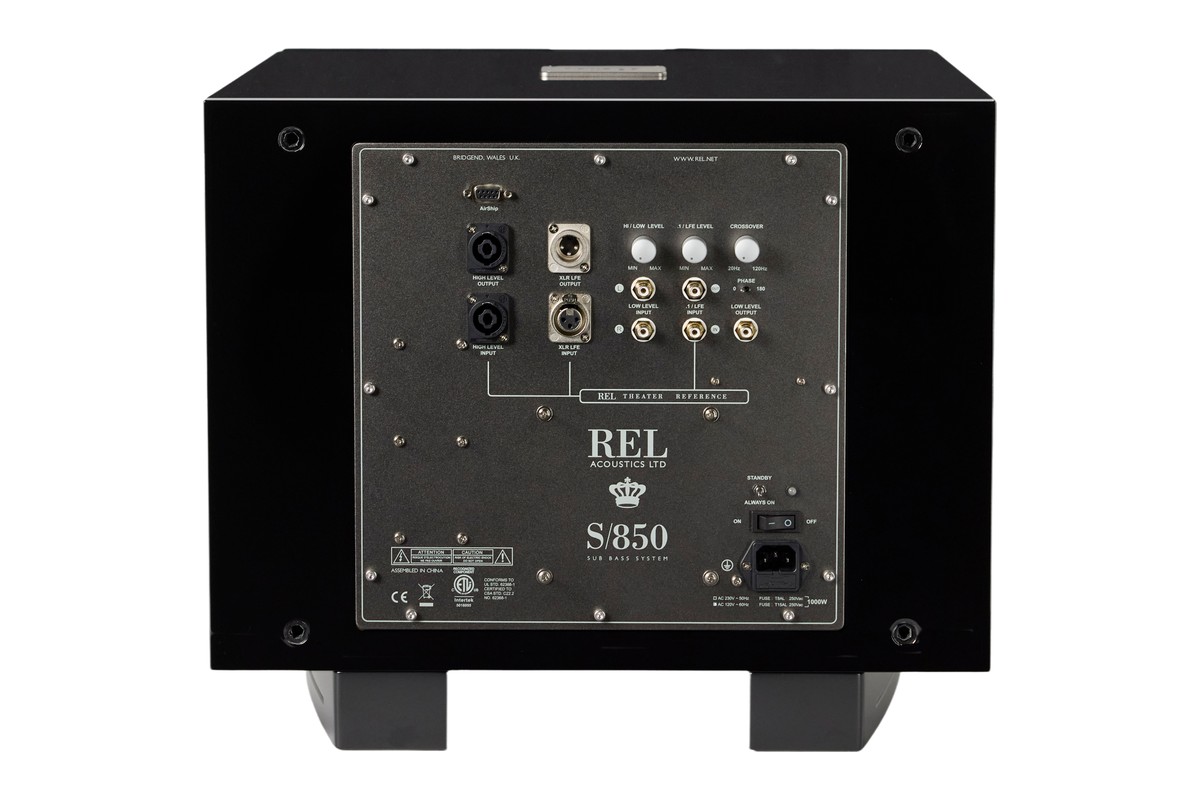 Pannello posteriore con prese Speakon, XLR e RCA e manopole di regolazione
