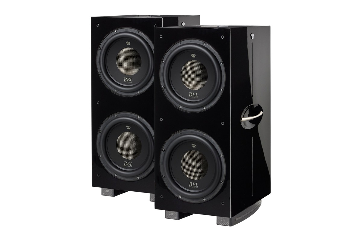 Zwei schwarz lackierte Subwoofer mit je zwei Treibern, schräg von vorne