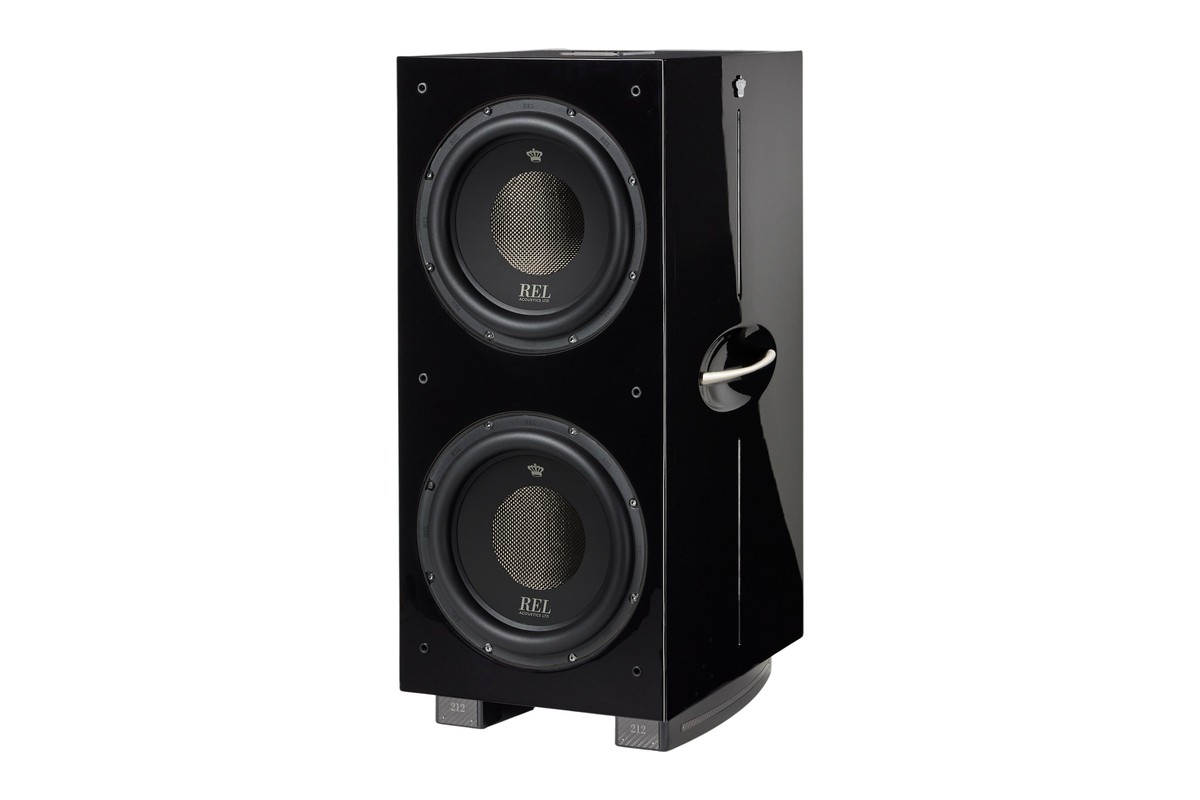 Hoher, schwarz lackierter Subwoofer mit zwei 12-Zoll-Treibern auf der Front