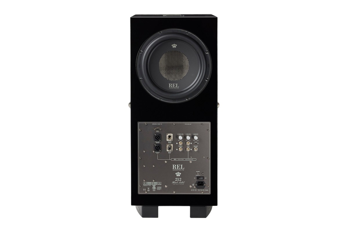 Rückseite mit Passivradiator sowie Speakon-, XLR- und Cinch-Buchsen