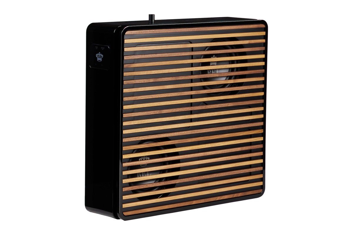 Subwoofer nero lucido con doghe orizzontali, vista di tre quarti
