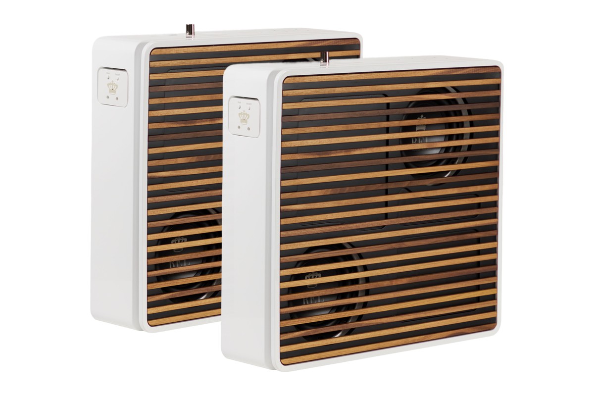 Due subwoofer bianchi affiancati, entrambi rivestiti di doghe in legno