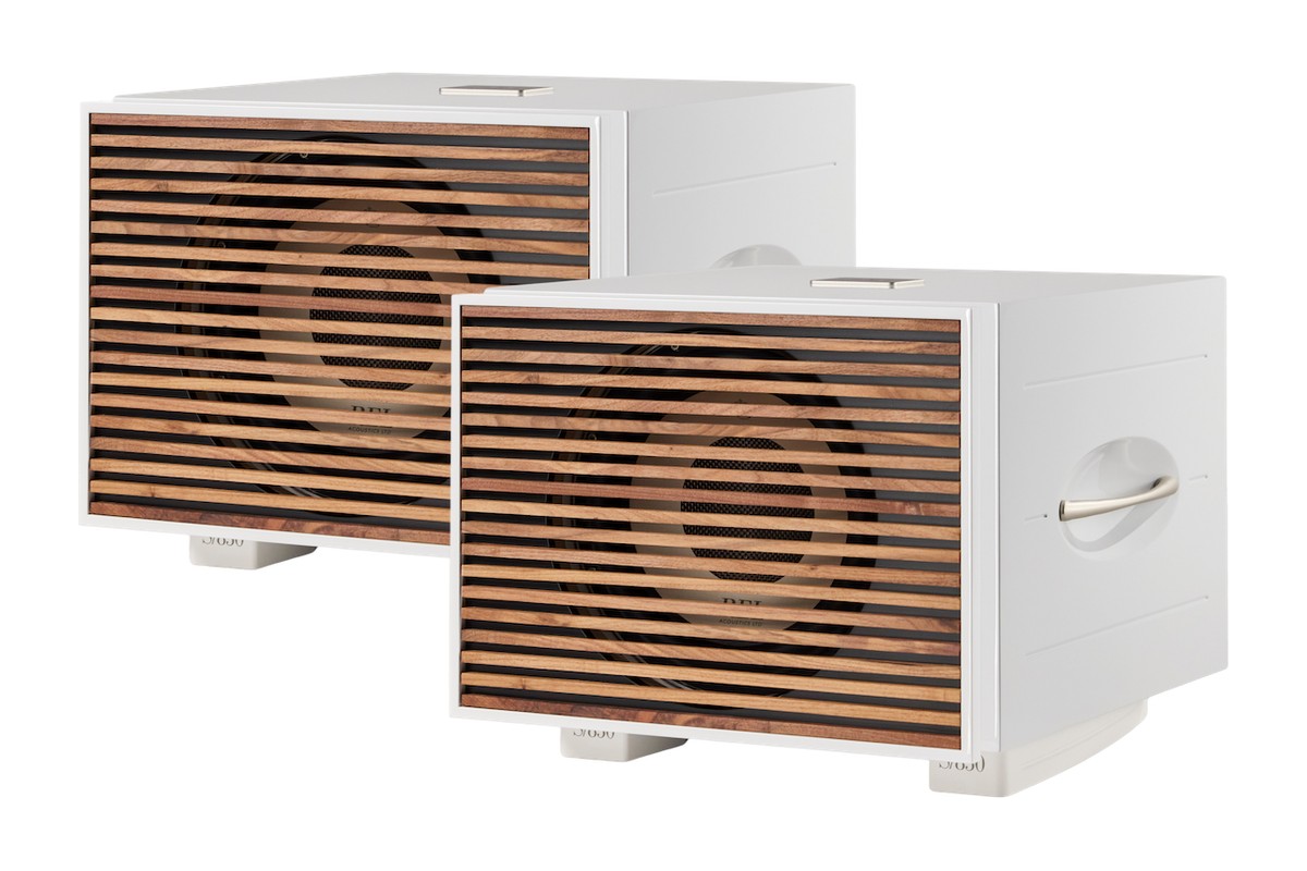Zwei weisse Subwoofer mit Fronten aus Holzlamellen, Dreiviertelansicht