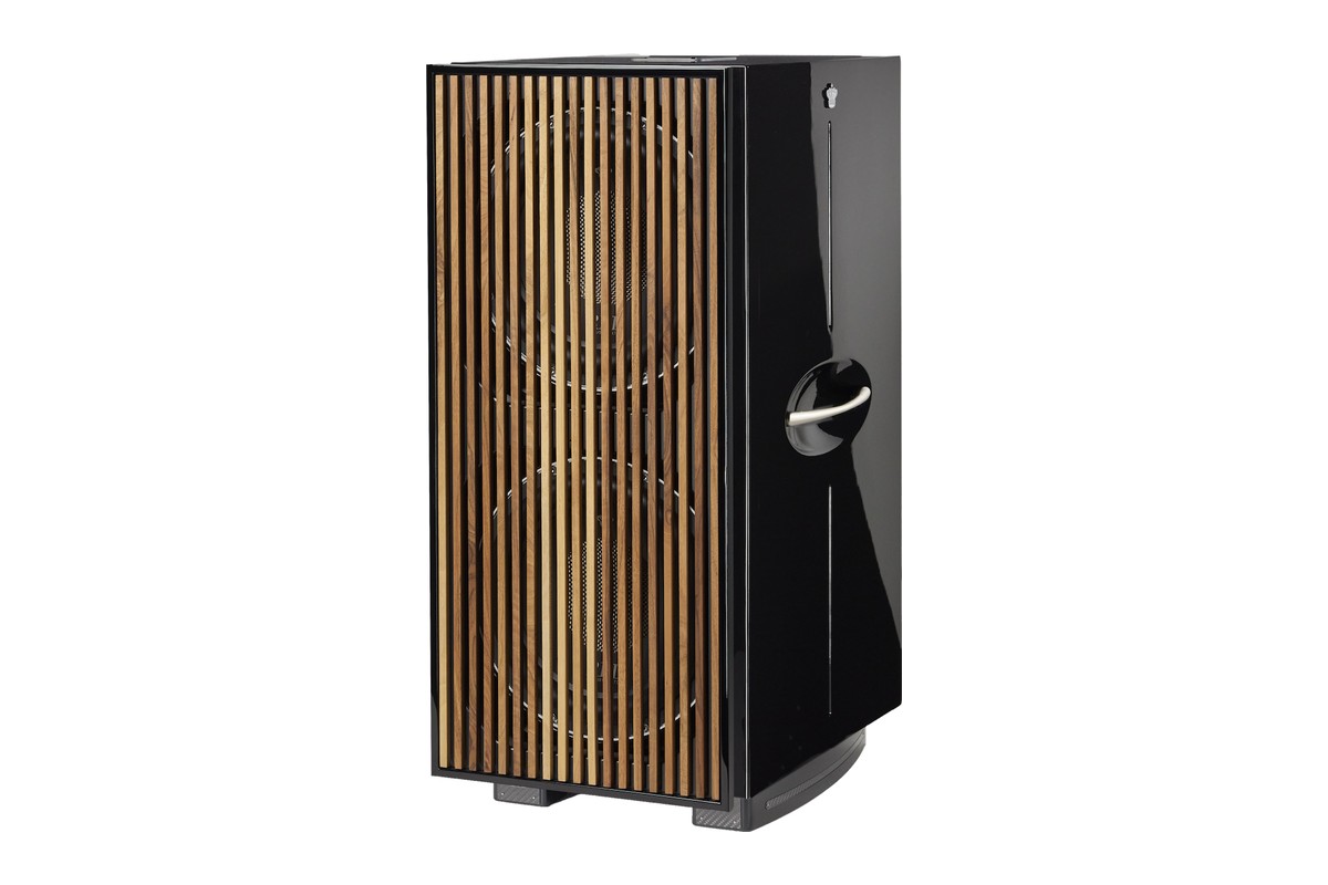 Schwarzer Säulen-Subwoofer in Dreiviertelansicht, Front mit senkrechten Lamellen