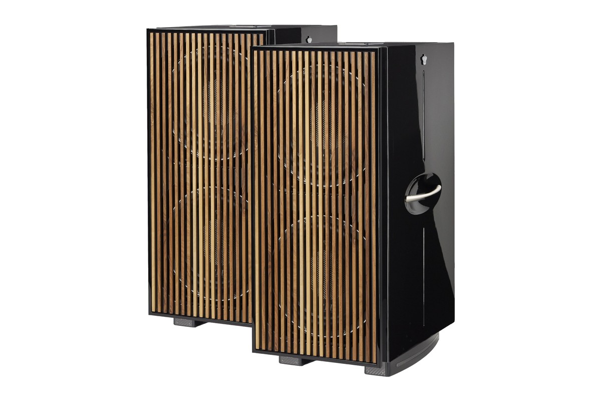 Zwei schwarze Säulen-Subwoofer nebeneinander mit Fronten aus Holzlamellen