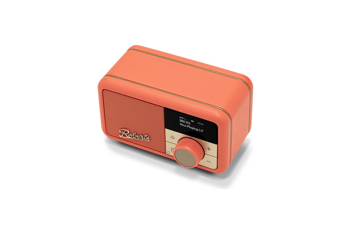 Radio retrò Pop Orange vista di tre quarti dall'alto, sfondo bianco
