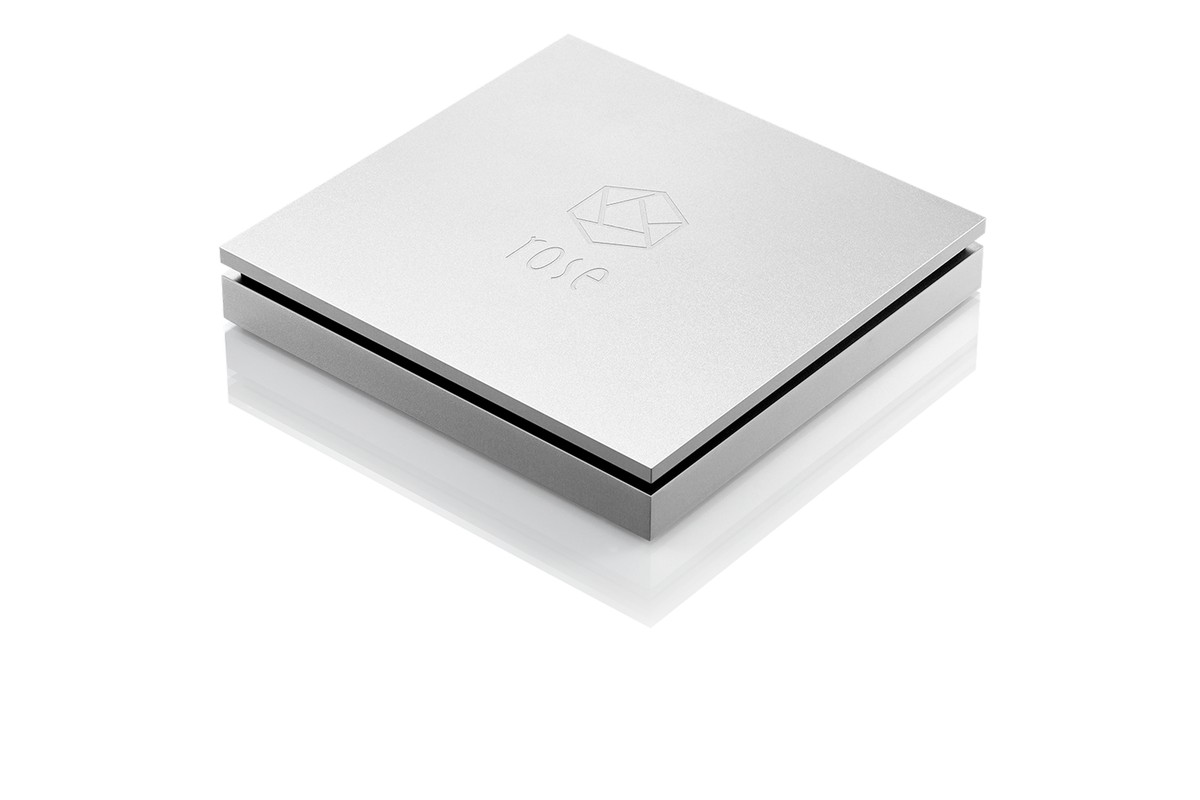 Lecteur CD carré argenté vu de trois quarts sur fond blanc