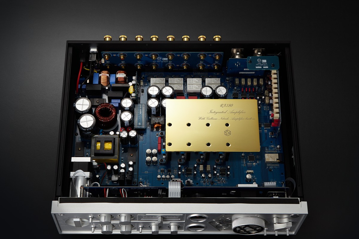 Intérieur d'un amplificateur vu de dessus, cartes bleues et plaque dorée gravée