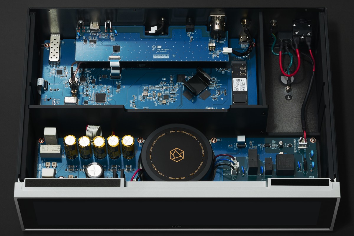 Intérieur avec cartes électroniques, transformateur et condensateurs