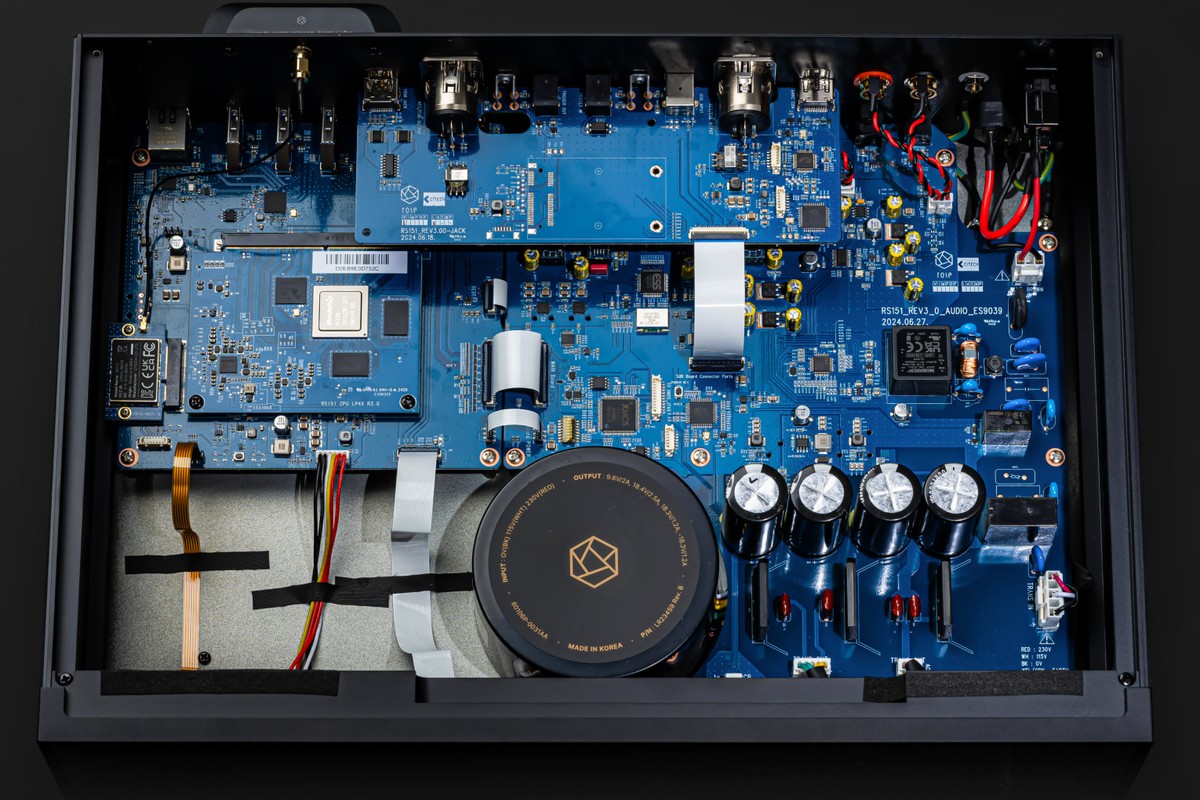 Vue de dessus de l'électronique et du transformateur toroïdal