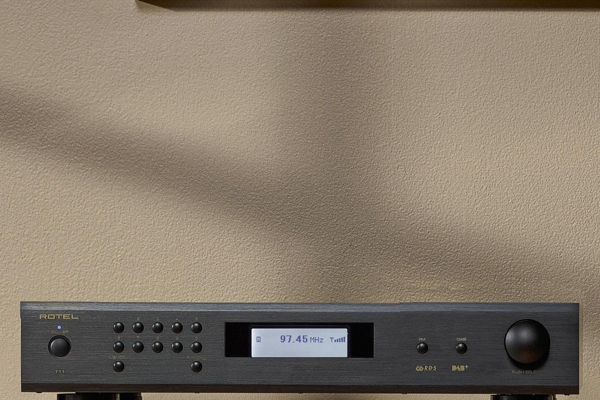 Tuner Rotel T11 noir avec son afficheur
