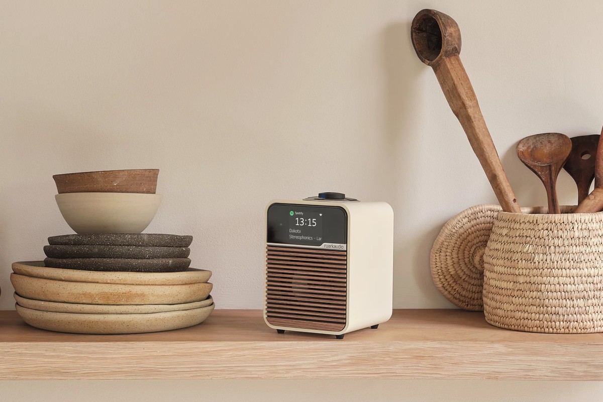 Radio Ruark Audio R1S posée sur une étagère, finition Light Cream