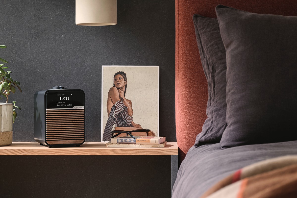 Radio posée sur une table de chevet, vue de trois quarts