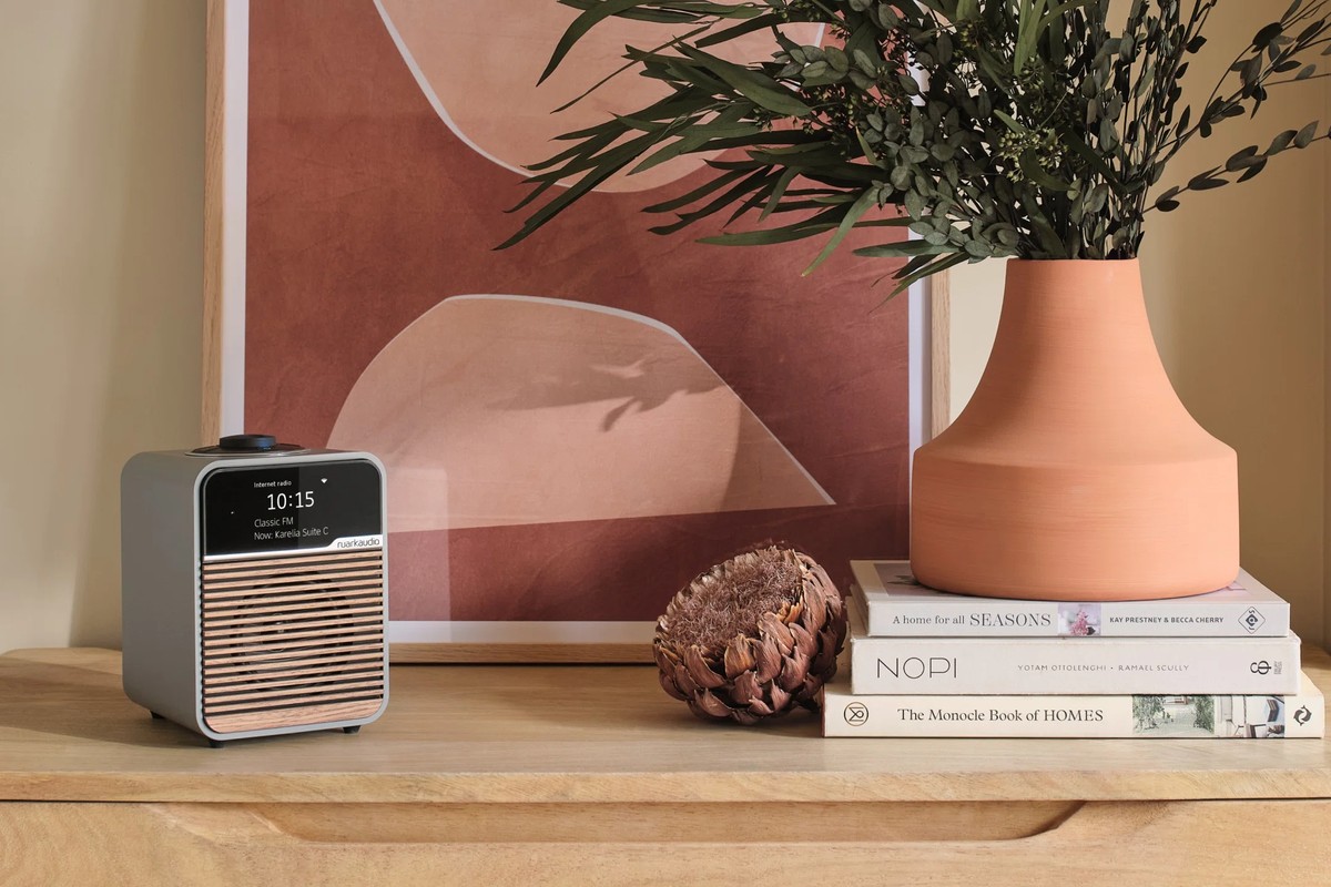 Radio posée sur un buffet en bois, écran allumé