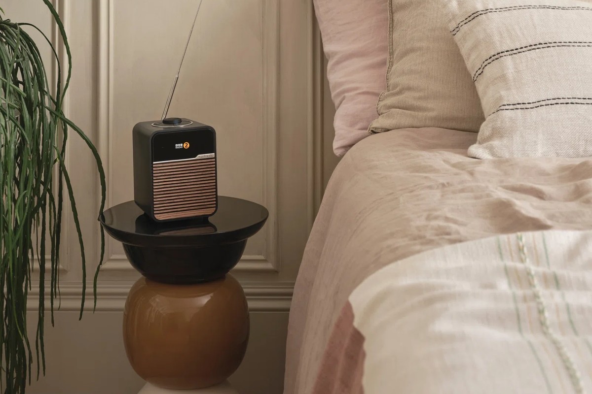 Radio sur une table de chevet, antenne télescopique déployée