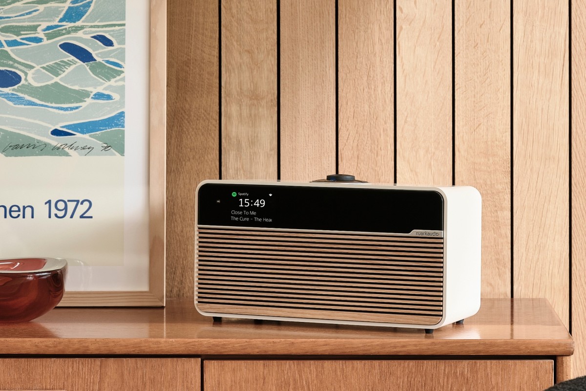 Fronte di un sistema musicale Light Cream su una credenza in legno, display con l'ora