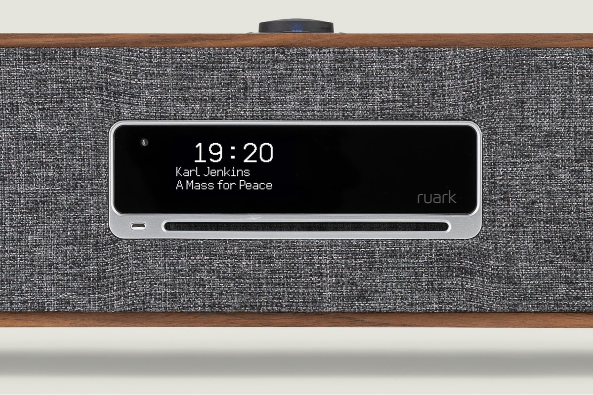 Front panel with OLED display and CD slot