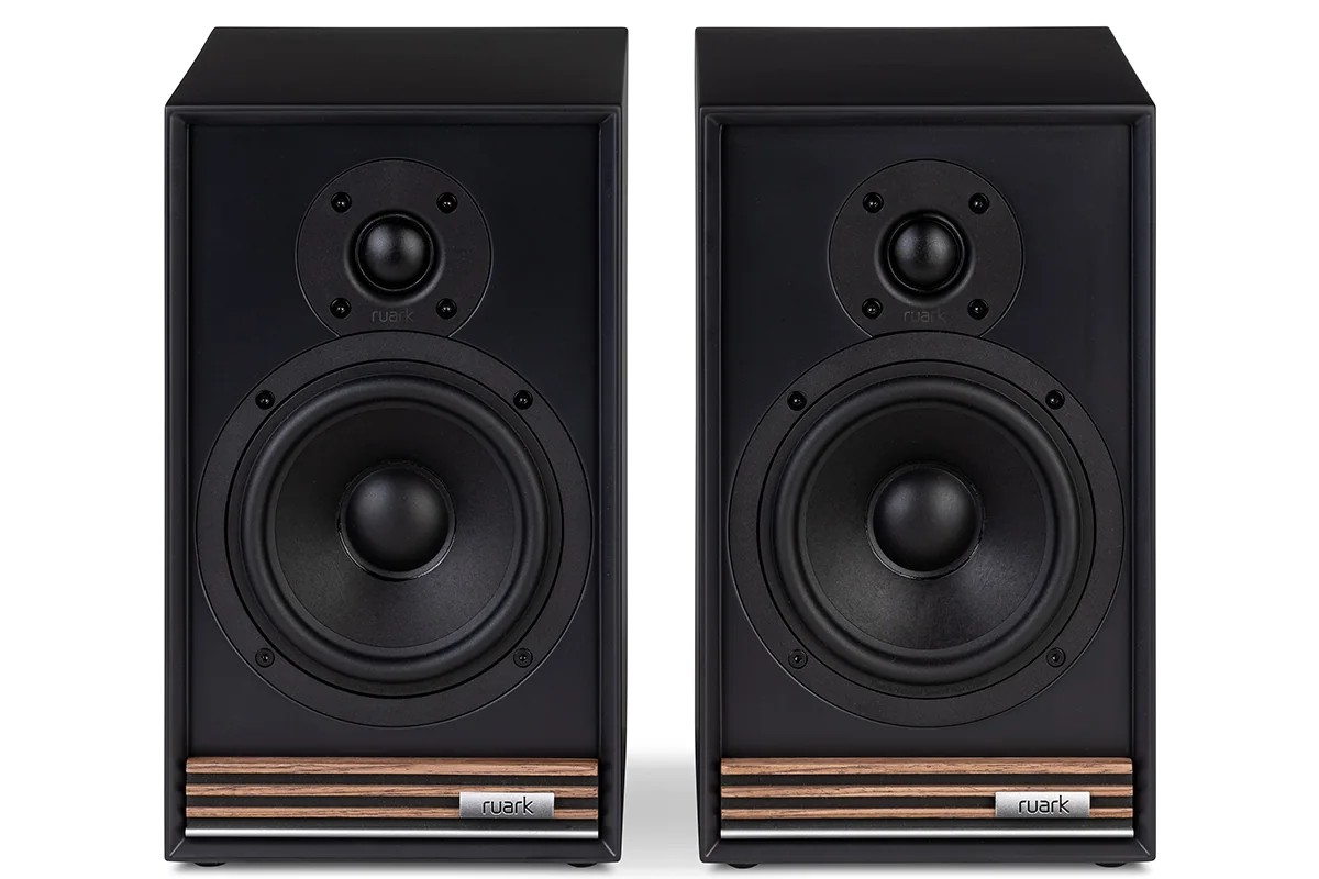 Paire d'enceintes bibliothèque aux grilles retirées, tweeter à dôme soie et woofer de 130 mm, sur fond blanc