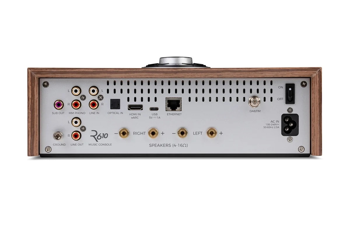 Face arrière de la console en noyer avec ses entrées et sorties