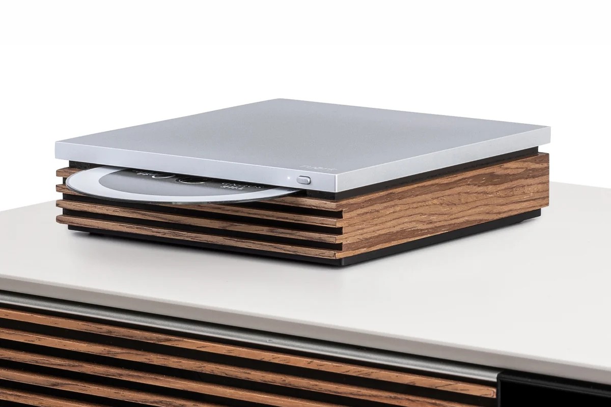 Ruark Audio R-CD100 Walnut di tre quarti, CD in fase di inserimento