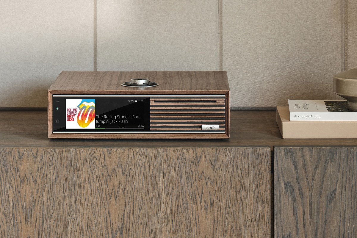 Ruark Audio R710 Konsole auf einem Sideboard aus Eiche