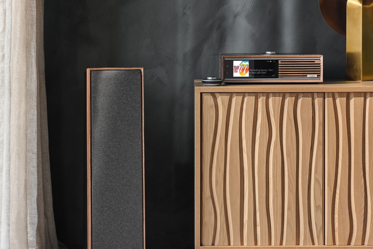 Konsole auf einem gewellten Sideboard neben einem Standlautsprecher