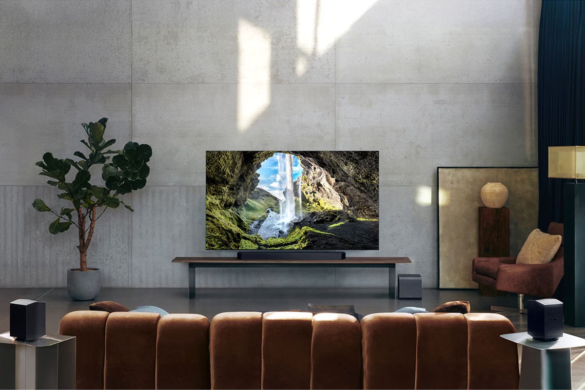 Samsung HW-Q990F Soundbar unter einem Fernseher in einem Wohnzimmer