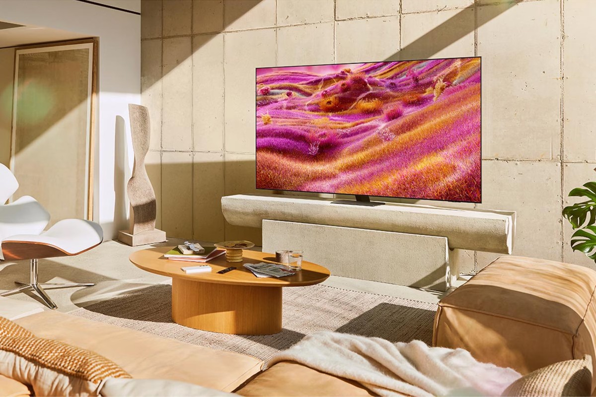 Televisore Samsung QE75QN90FAT installato in un soggiorno