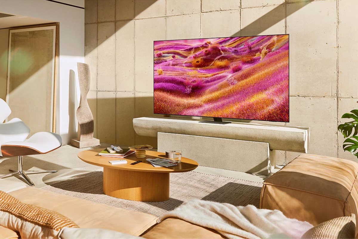 Televisore Samsung QE85QN90FAT installato in un soggiorno