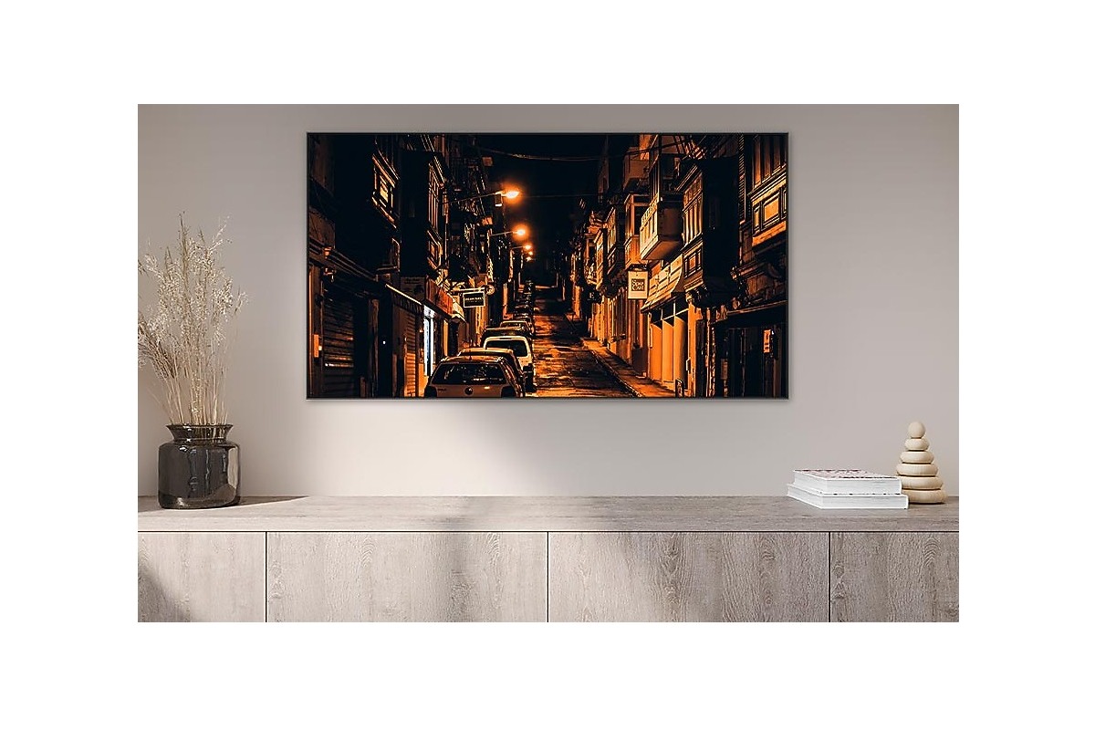 Écran mural diffusant une scène de rue nocturne