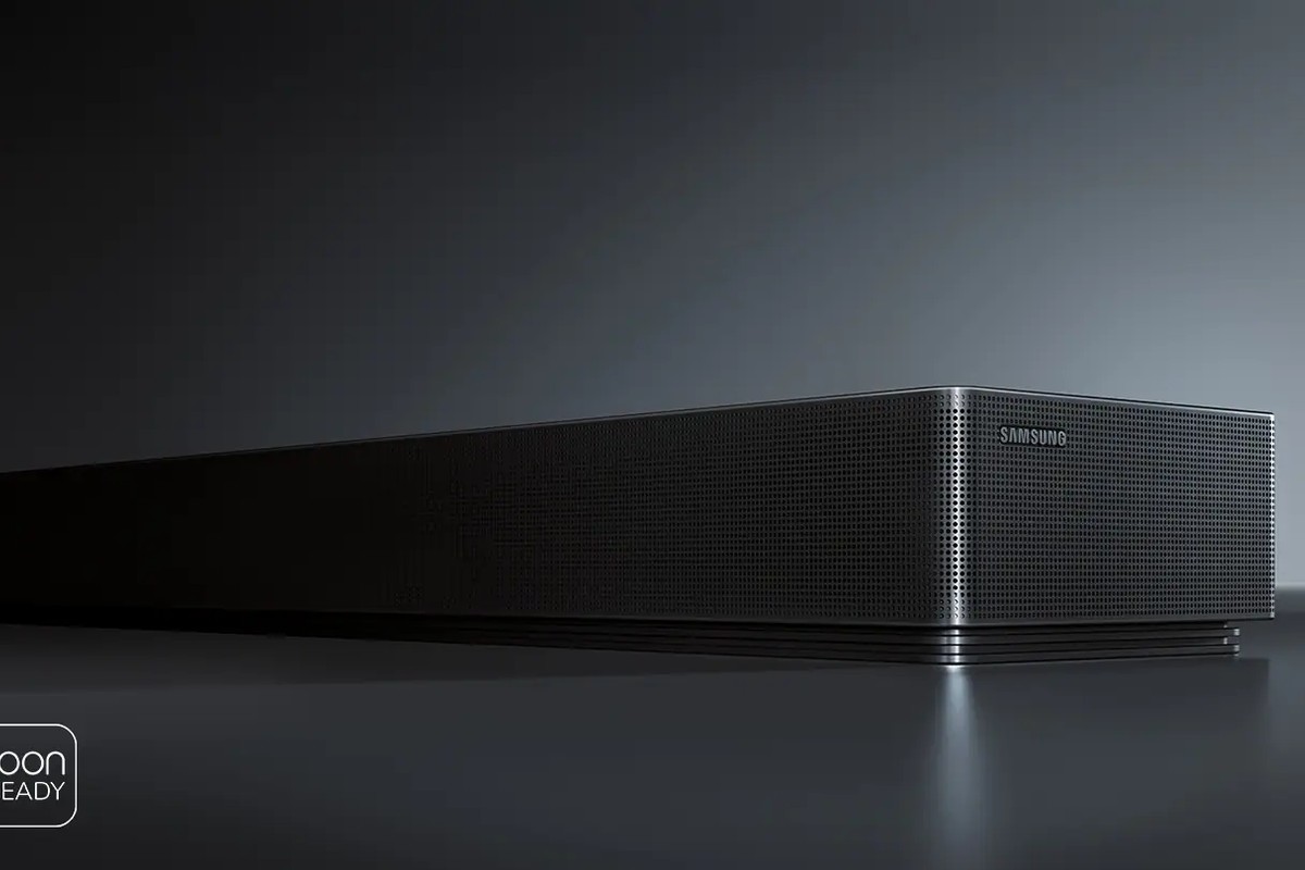 Barre de son Samsung QS90H seule avec son caisson dans un salon