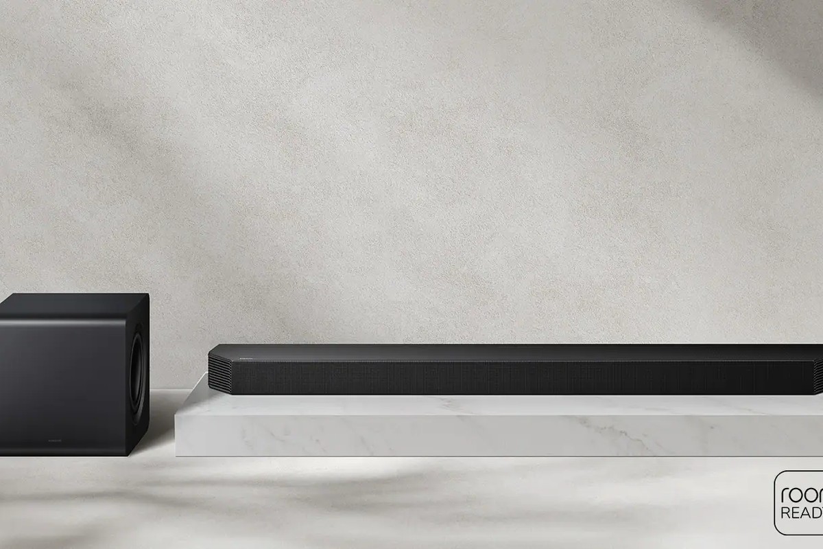 Barre de son Samsung Q800H et son caisson dans un salon