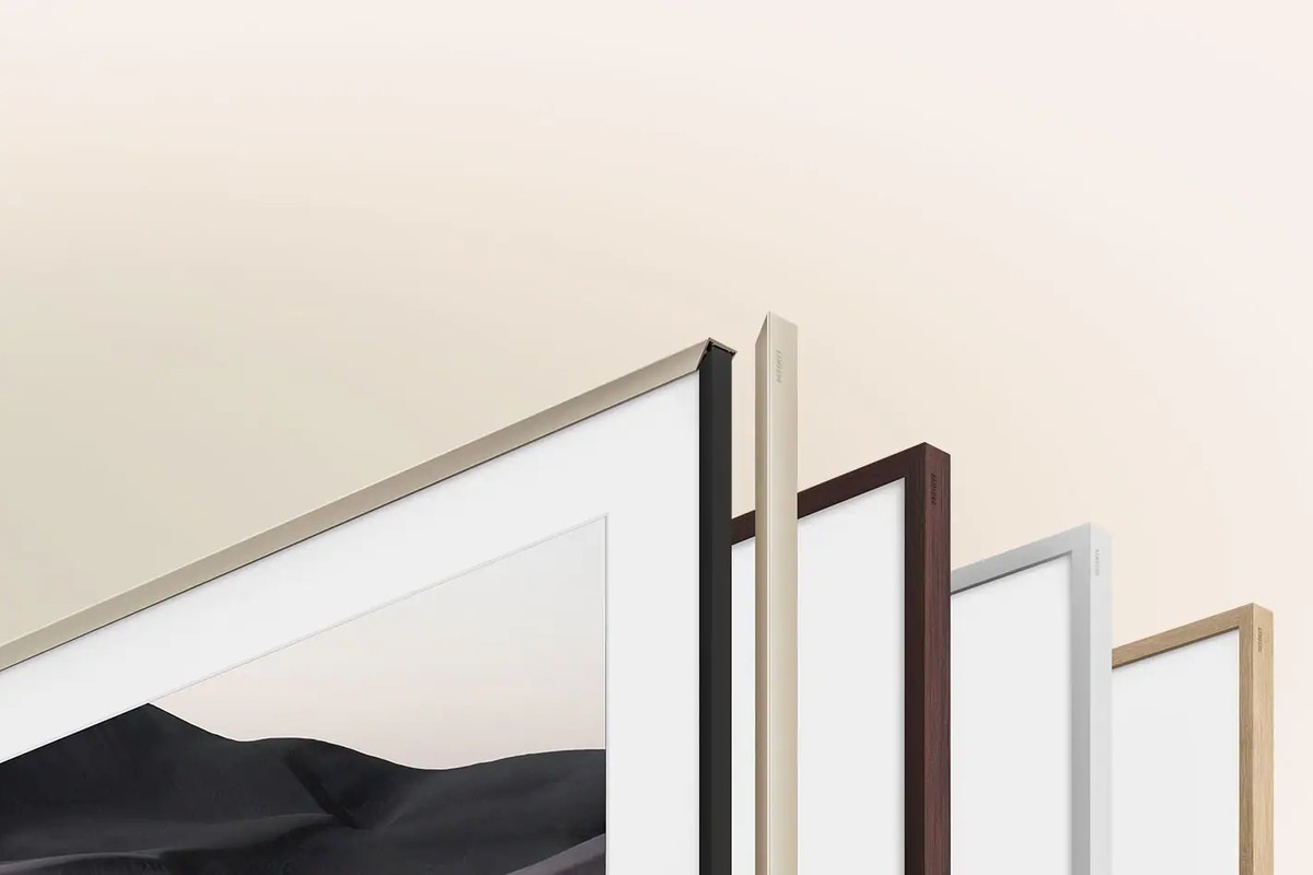 Les quatre finitions du cadre The Frame alignées : métal doré, noyer, blanc, teck