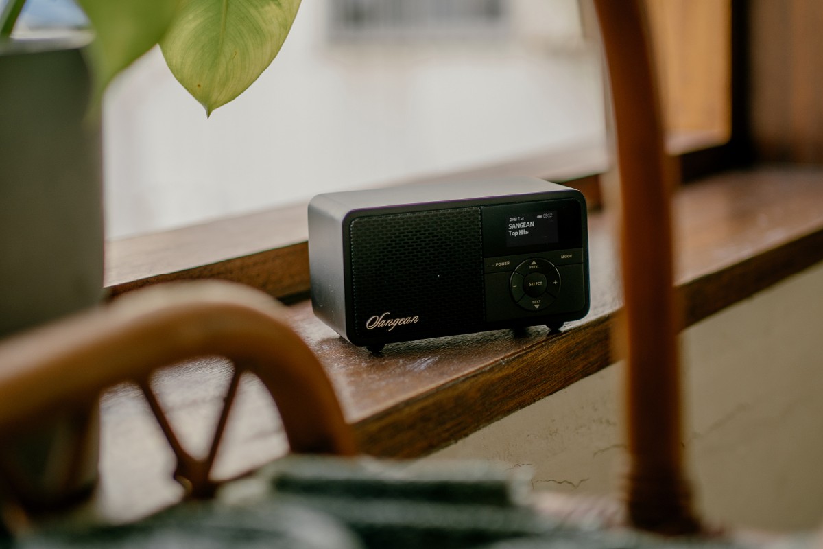 Sangean DDR-7X noir sur un rebord de fenêtre en bois