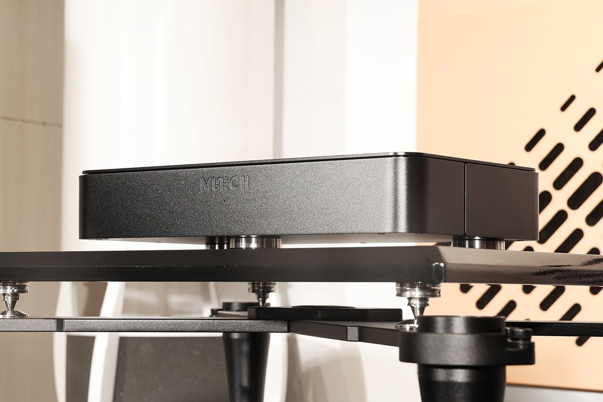 L'appareil installé sur un meuble hi-fi
