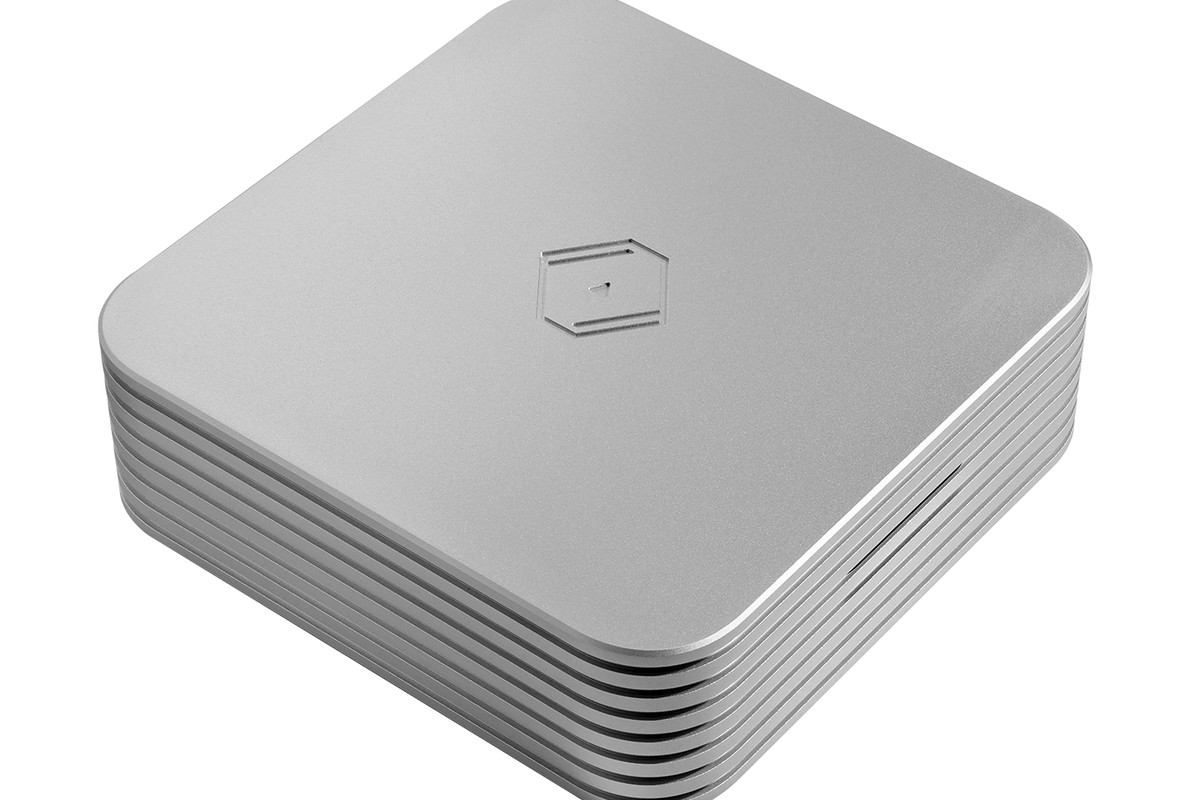 Le châssis vu de trois quarts, capot en aluminium
