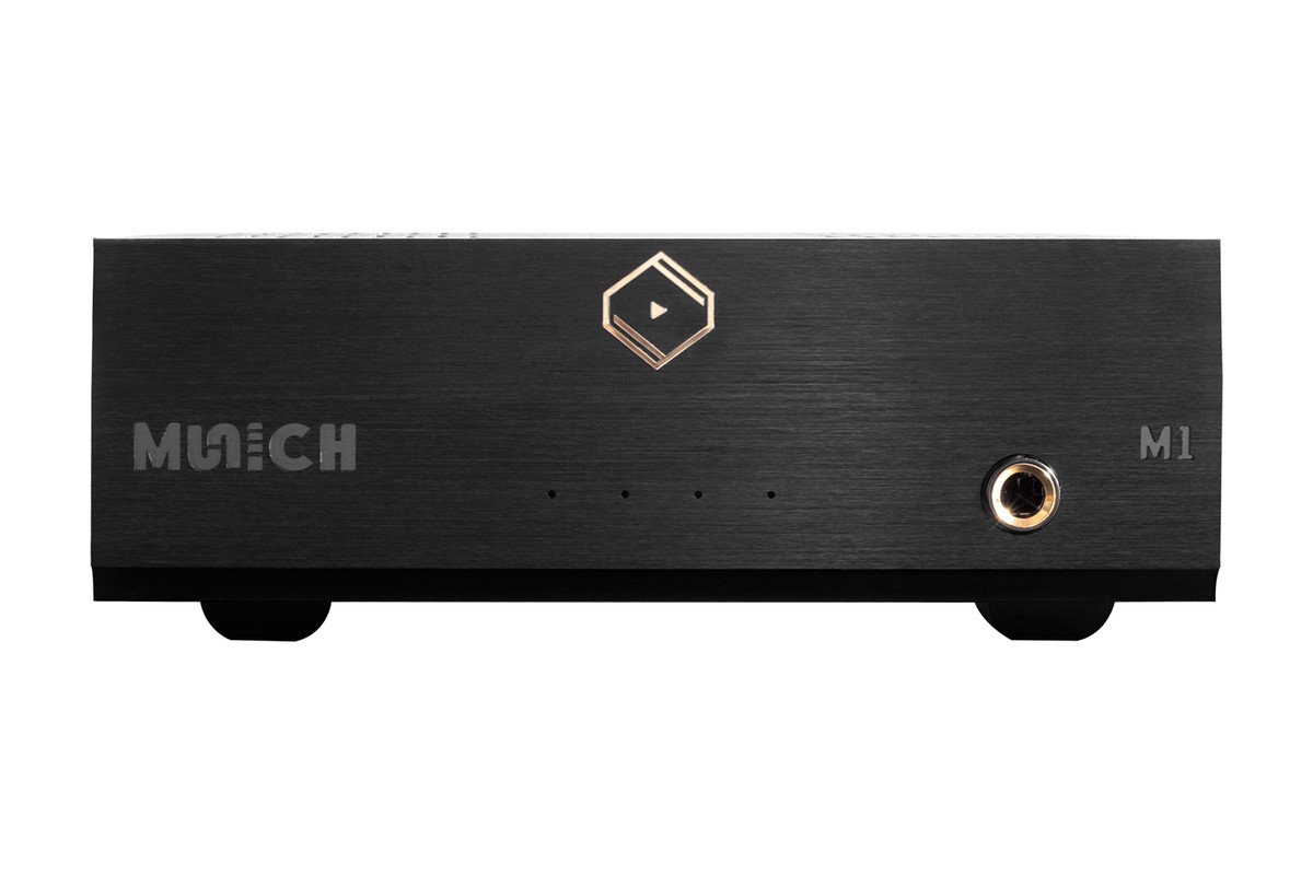 Le streamer vu de face, sa façade en aluminium brossé