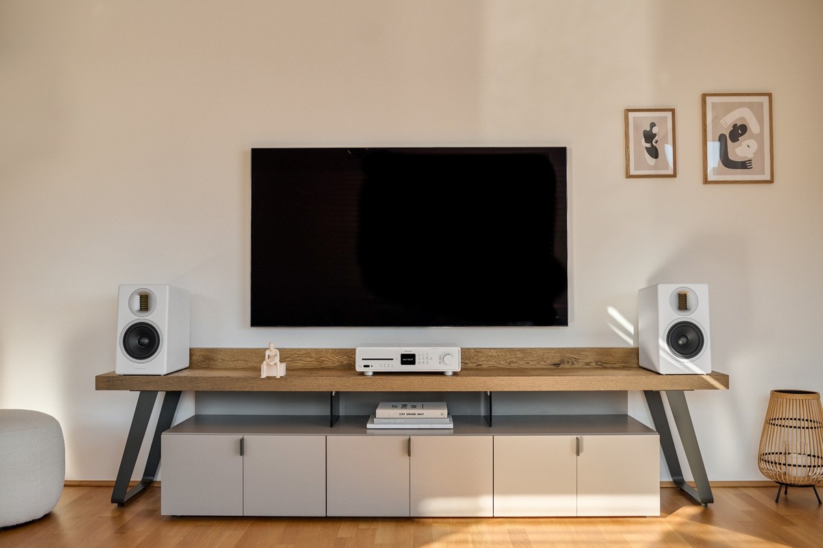 Weisse Sonoro Orchestra Gen.2 links und rechts eines Fernsehers