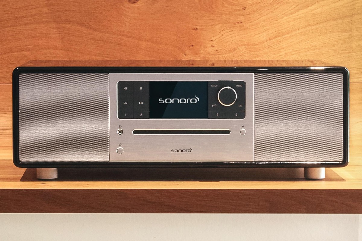 Sonoro Prestige in gloss black on an oak shelf, front view