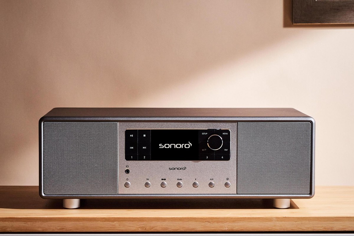 Sonoro Primus in graphite on a wooden shelf against a dusky pink wall