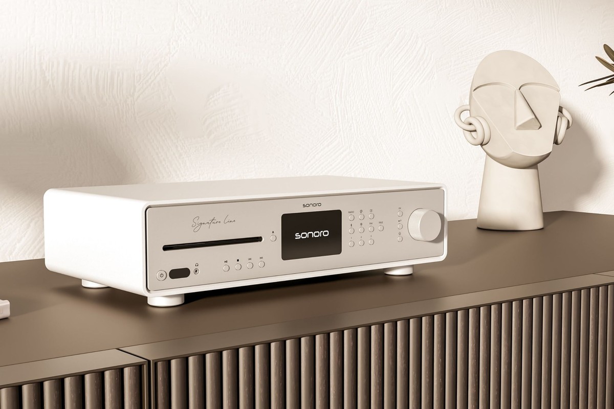 Sonoro MAESTRO Quantum Signature blanc sur un buffet cannelé, sculpture de tête à côté