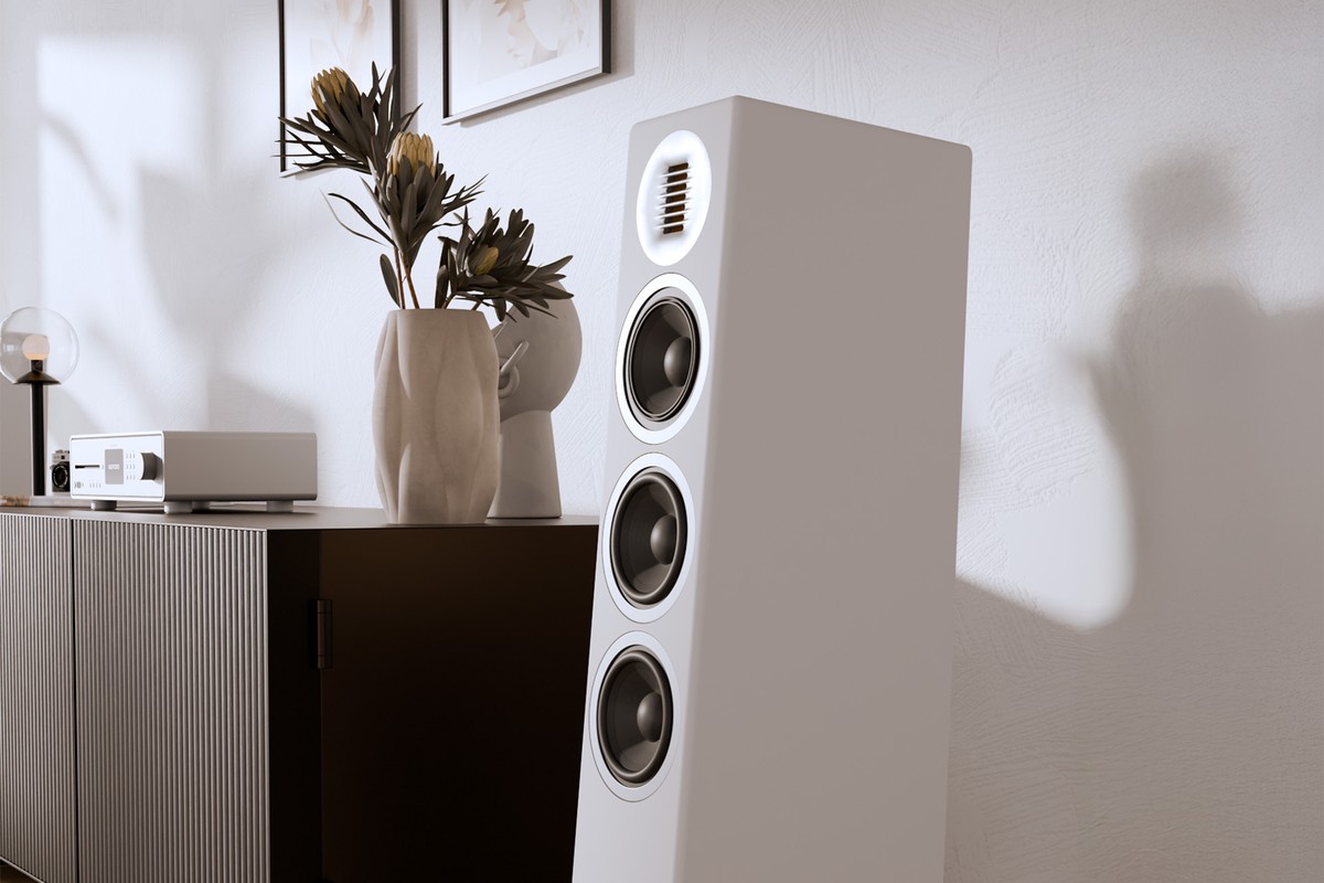 Enceinte colonne blanche vue de près, tweeter plissé et haut-parleurs cerclés d'aluminium