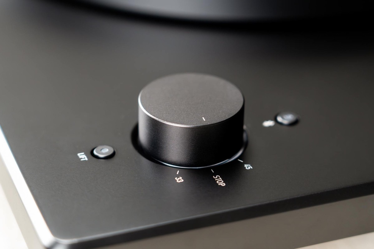 Bouton de vitesse et touche de levage du bras sur un châssis noir mat